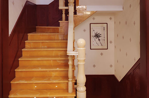 永嘉中式别墅室内汉白玉石楼梯的定制安装装饰效果